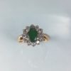 Anillo elaborado en oro de 14k con cabujón de jade imperial y circonias